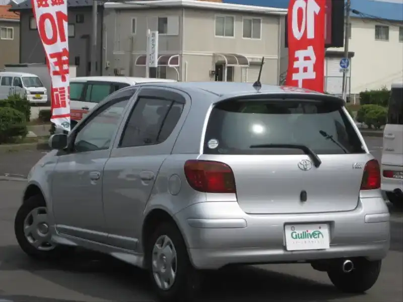 カタログ画像：ヴィッツ（VITZ） Ｕ Ｌパッケージ ナビスペシャル 2002年12月 UA-SCP13 1300cc シルバーマイカメタリック 燃費23.5km / l  バック