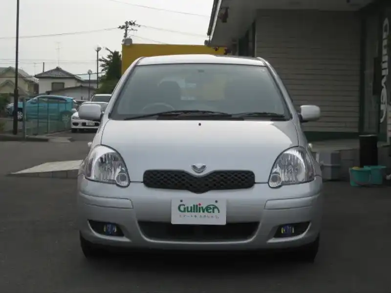 カタログ画像：ヴィッツ（VITZ） Ｕ Ｌパッケージ ナビスペシャル 2002年12月 UA-SCP13 1300cc シルバーマイカメタリック 燃費23.5km / l  フロント