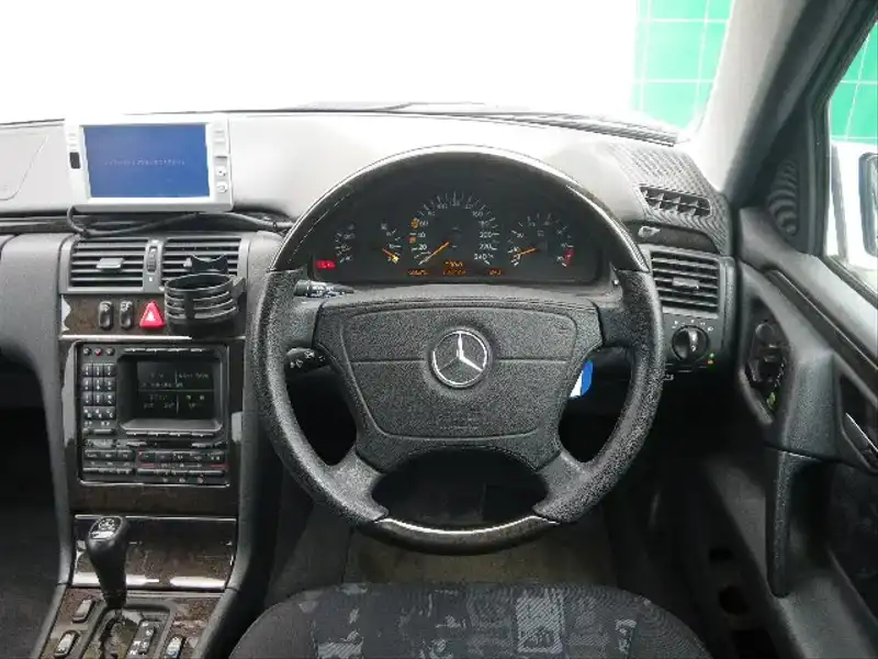 カタログ画像：Ｅクラス（E-CLASS） Ｅ２４０ アバンギャルドリミテッド 1999年6月 GF-210061 2400cc フィアンホワイト 燃費9.2km / l  内装