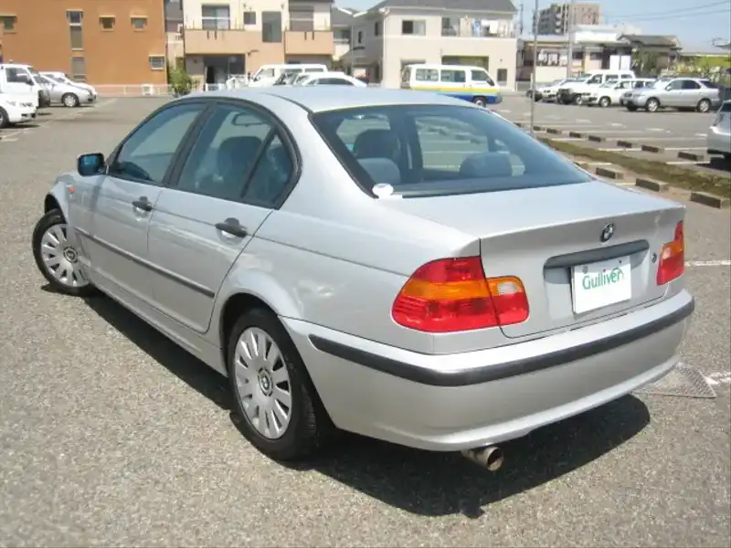 カタログ画像：３シリーズ（3 SERIES） ３１８ｉ 2003年4月 GH-AY20 2000cc スチールブルー（メタリックカラー）orチタン・シルバー（メタリック・カラー） 燃費10.8km / l  バック