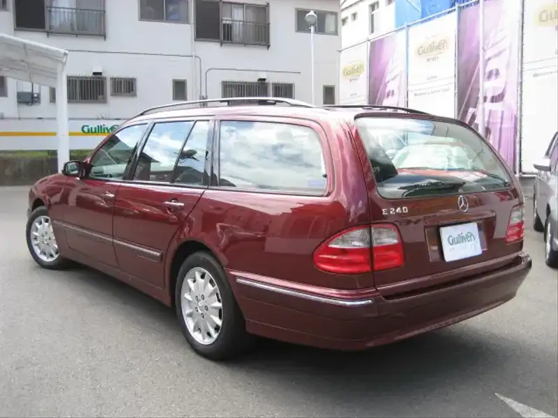 カタログ画像：Ｅクラスステーションワゴン（E-CLASS STATIONWAGON） Ｅ２４０ ステーションワゴン 2001年1月 GF-210262 2600cc ボルドーレッド 燃費8.9km / l  バック