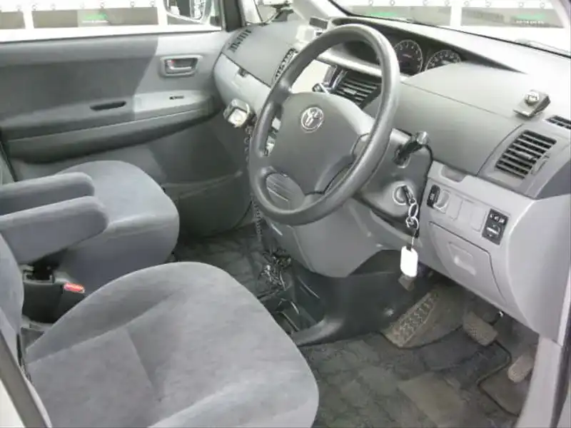 カタログ画像：ヴォクシー（VOXY） Ｘ Ｖエディション・サイドリフトアップシート装着車 2005年8月 DBA-AZR65G 2000cc シルバーメタリック 燃費12.6km / l  外装