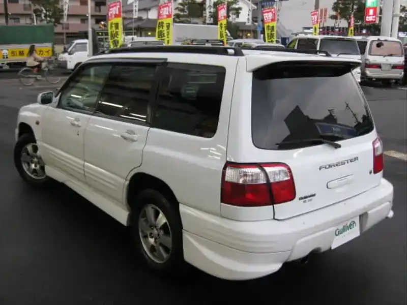 カタログ画像：フォレスター（FORESTER） Ｓ／２０ 2000年1月 GF-SF5 2000cc ピュアホワイト 燃費12.6km / l  バック