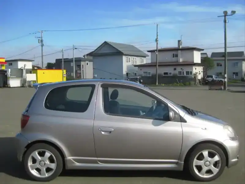 カタログ画像：ヴィッツ（VITZ） ＲＳ 2000年10月 TA-NCP13 1500cc グレーメタリック 燃費15.2km / l  外装