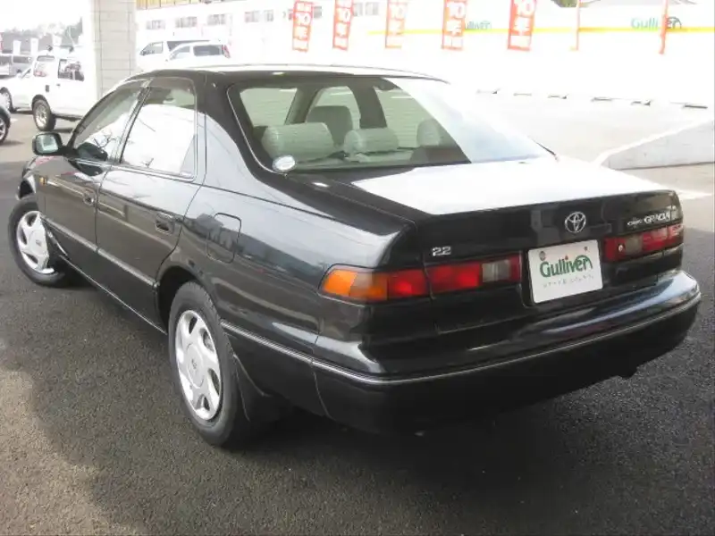 カタログ画像：カムリ（CAMRY） ２．２Ｆｏｕｒ Ｖセレクション 1999年8月 GF-SXV25 2200cc ダークグリーンマイカＰ．Ｉ．Ｏ． 燃費9.8km / l  バック