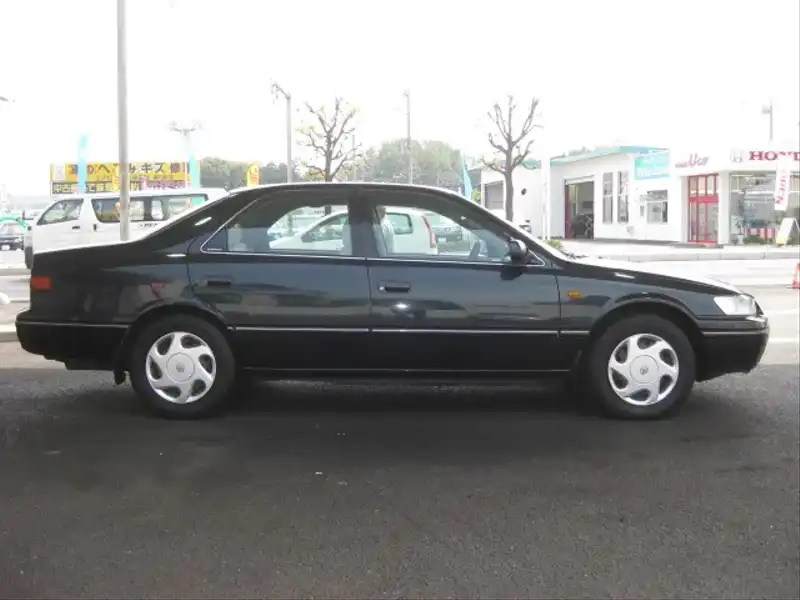 カタログ画像：カムリ（CAMRY） ２．２Ｆｏｕｒ Ｖセレクション 1999年8月 GF-SXV25 2200cc ダークグリーンマイカＰ．Ｉ．Ｏ． 燃費9.8km / l  外装