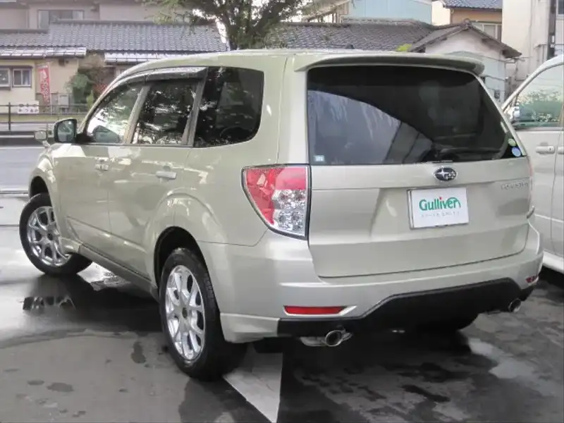 カタログ画像：フォレスター（FORESTER） ２．０ＸＳ ブラックレザーリミテッド 2008年8月 DBA-SH5 2000cc サンライトゴールド・オパール 燃費13.8km / l  バック