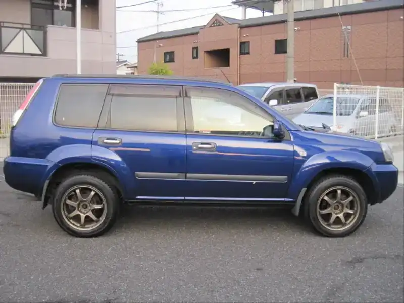 10004297 | カタログ画像：エクストレイル（X-TRAIL） ナビエディション Ｓｔ 2003年4月 TA-NT30 2000cc ダークブルーパール（Ｐ） 外装