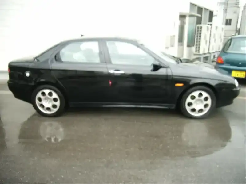 カタログ画像：アルファ１５６（ALFA 156） ２．０ ＪＴＳ（右） 2002年7月 GH-932AXA 2000cc メタリックブラック 外装