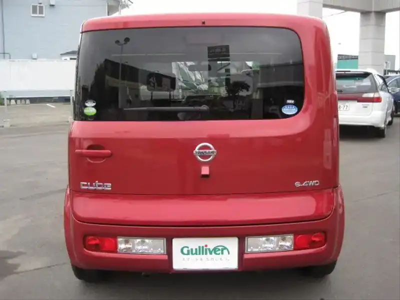 カタログ画像：キューブ（CUBE） １４ＲＳ ＦＯＵＲ 2005年5月 DBA-BNZ11 1400cc ルミナスレッド（Ｍ） 燃費16.0km / l  バック