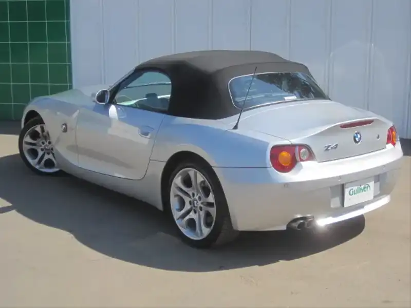 10013042 | カタログ画像：Ｚ４（Z4） ３．０ｉ 2003年10月 GH-BT30 3000cc チタンシルバー（メタリックカラー） バック