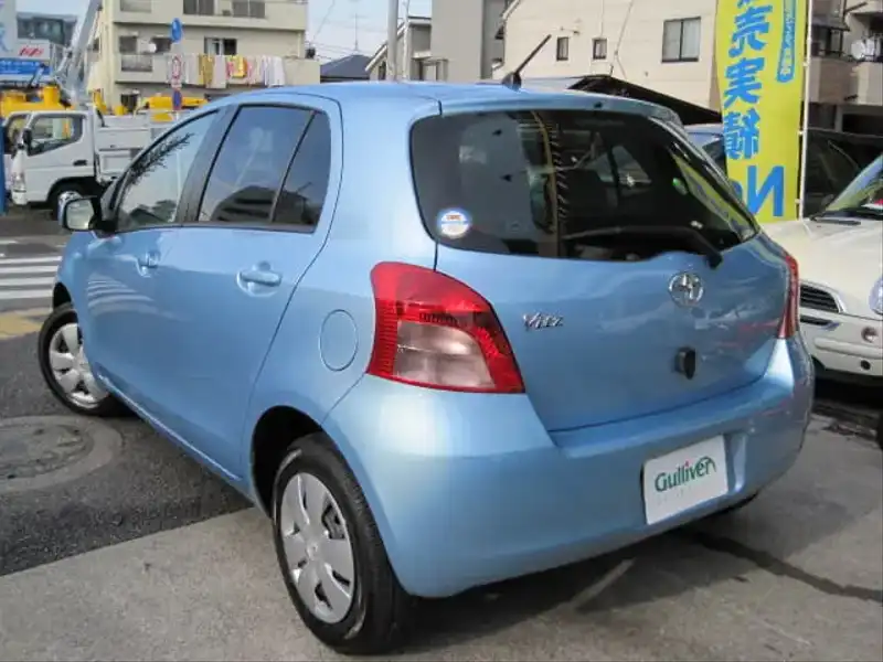 カタログ画像：ヴィッツ（VITZ） Ｆ クリームコレクション 2005年8月 CBA-NCP95 1300cc ライトブルーマイカメタリック 燃費16.0km / l  バック