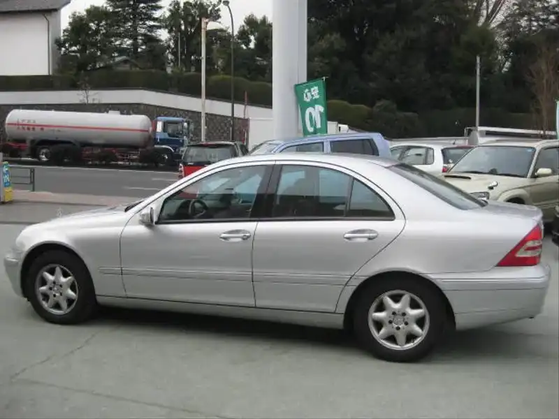 カタログ画像：Ｃクラス（C-CLASS） Ｃ２００コンプレッサー 2001年7月 GF-203045 2000cc ブリリアントシルバー 燃費9.9km / l  外装