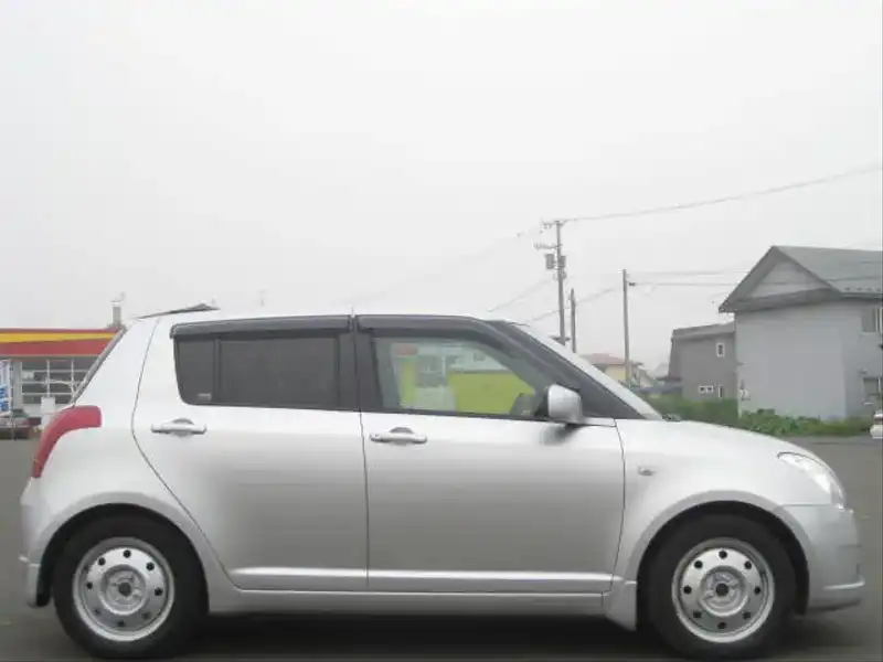 カタログ画像：スイフト（SWIFT） １．３ＸＧ 2005年12月 DBA-ZC11S 1300cc シルキーシルバーメタリック 燃費18.8km / l  外装