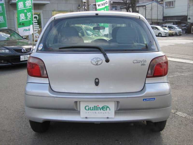 カタログ画像：ヴィッツ（VITZ） クラヴィア 2001年12月 TA-NCP10 1300cc シルバーメタリック 燃費21.0km / l  バック