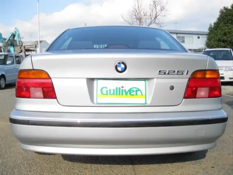 9000176 | カタログ画像：５シリーズ（5 SERIES） ５２５ｉ 1998年11月 GF-DM25 2500cc チタンシルバーＭｏｒアスペンシルバーＭ バック