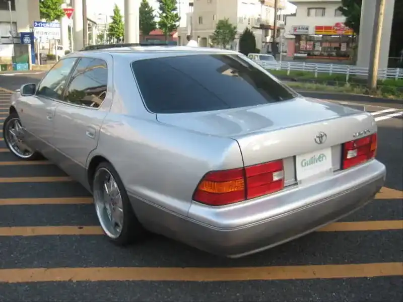 カタログ画像：セルシオ（CELSIOR） Ｃ仕様 1998年8月 GF-UCF21 4000cc シルバーメタリックトーニングＧ 燃費8.2km / l  バック