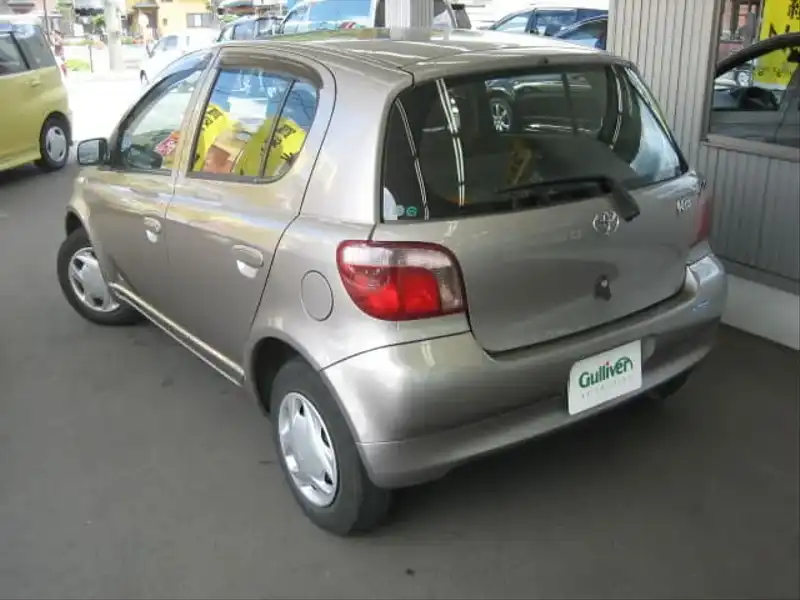 カタログ画像：ヴィッツ（VITZ） Ｆ Ｄパッケージ １０ミリオンセレクション 2001年5月 TA-NCP15 1300cc グレーメタリック 燃費18.2km / l  バック