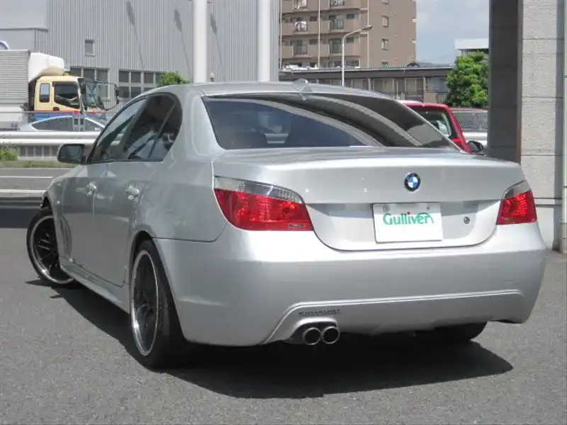 カタログ画像：５シリーズ（5 SERIES） ５２５ｉ Ｍスポーツパッケージ 2005年6月 ABA-NE25 2500cc 燃費8.8km / l  バック