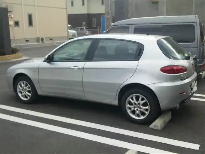 10026960 | カタログ画像：アルファ１４７（ALFA 147） １．６ ツインスパーク 2005年4月 GH-937BXB 1600cc ナヴォーナグレー（メタリックカラー） バック