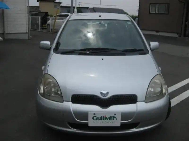 カタログ画像：ヴィッツ（VITZ） Ｕ 2000年12月 TA-NCP15 1300cc シルバーメタリック 燃費18.2km / l  フロント