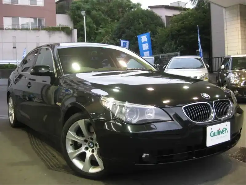 カタログ画像：５シリーズ（5 SERIES） ５５０ｉ 2005年11月 ABA-NB48 4800cc ブラックⅡorブラック・サファイアメタリック 燃費7.4km / l  メイン